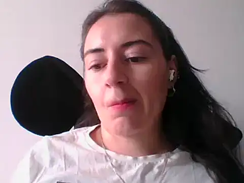  karlie kloss  online show from February 3, 2025, 8:24 pm