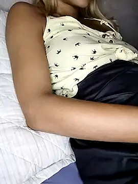 fofinhaa12 online show from February 17, 2025, 7:55 pm