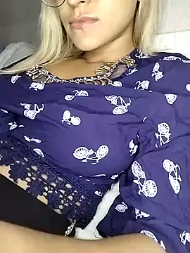 fofinhaa12 online show from March 18, 2025, 9:10 pm