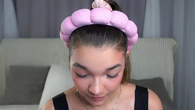 VeronaAppleberry online show from October 23, 2025, 11:31 am