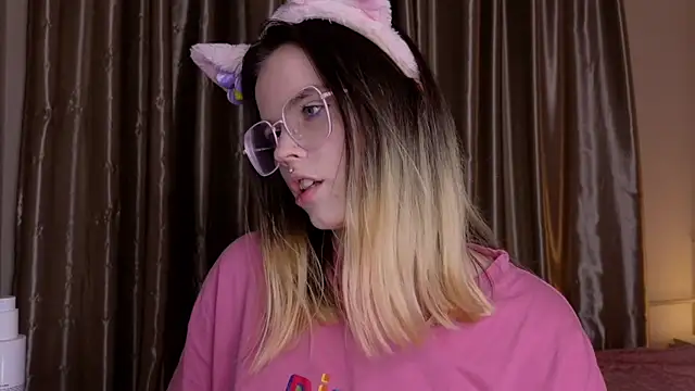 HanaMitsuri online show from December 20, 2025, 3:26 pm