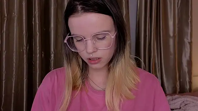 HanaMitsuri online show from December 21, 2025, 3:57 pm