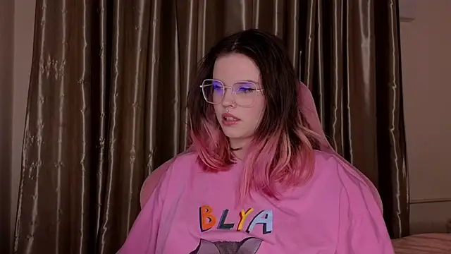 HanaMitsuri online show from January 11, 2026, 9:22 pm