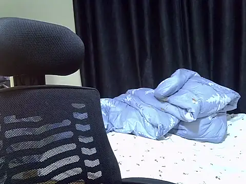 Horny-slut  online show from September 30, 2025, 4:18 am