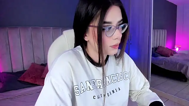 Charlotte Olsen  online show from December 6, 2024, 7:17 pm