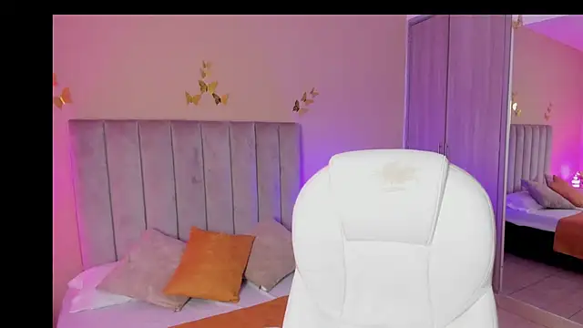 Charlotte Olsen  online show from September 29, 2025, 8:25 pm