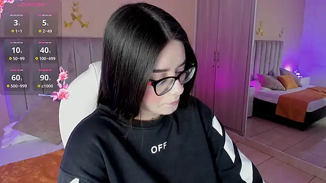 Charlotte Olsen  online show from September 18, 2025, 7:28 pm