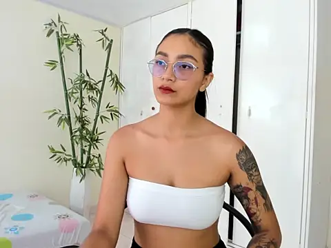 ASIAM BRUNET online show from January 9, 2026, 6:04 pm