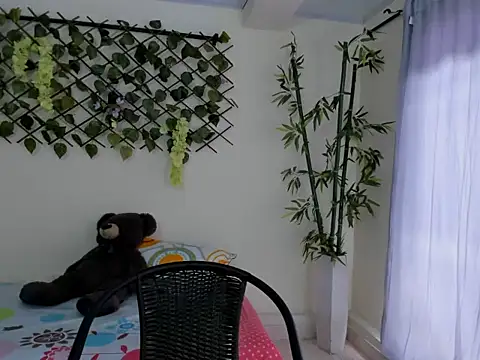 ASIAM BRUNET online show from September 26, 2025, 1:51 pm