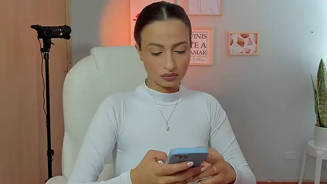 Elena Ruiz online show from January 28, 2025, 7:00 pm