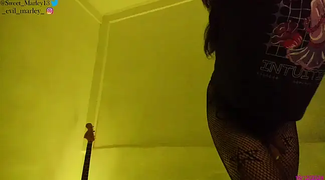 Snapshot of Evil_Queen13 chatting on December 16, 2024, 10:18 am Evil Queen13 online show from December 16, 2024, 10:18 am