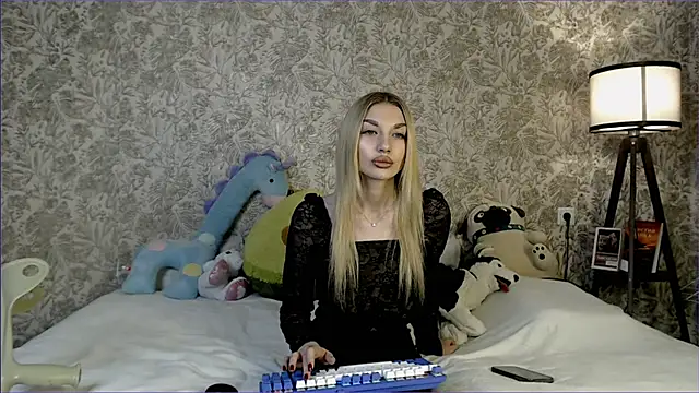 Ella Milla online show from October 22, 2025, 11:42 am