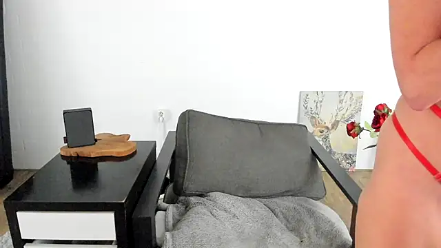 MendiPetite online show from October 29, 2025, 8:08 pm