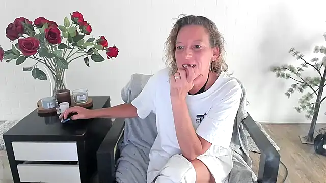 MendiPetite online show from June 6, 2026, 8:58 pm