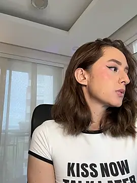 nicollefiorett online show from April 19, 2026, 10:45 pm