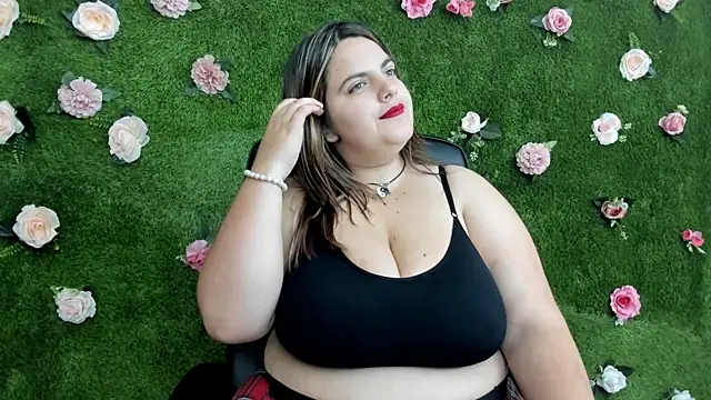 Huge Titties  online show from September 23, 2025, 7:10 pm