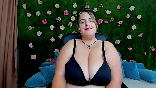 Huge Titties  online show from October 3, 2025, 7:15 pm