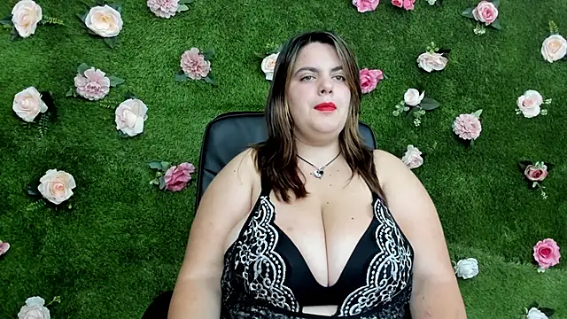 Huge Titties  online show from September 14, 2025, 7:14 pm