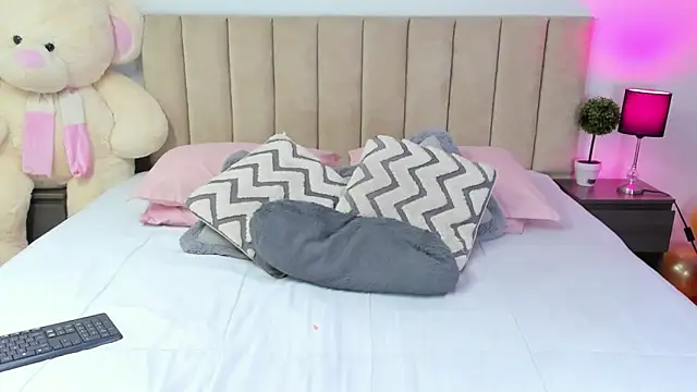 HannaRousse  online show from September 29, 2025, 8:25 pm