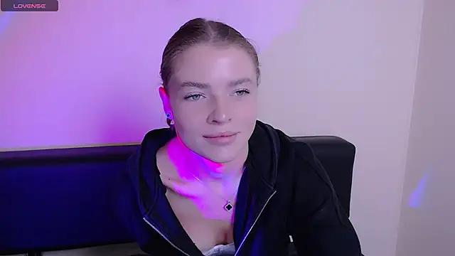 MissOliviaa  online show from October 27, 2025, 1:12 pm