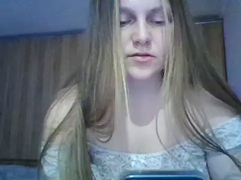 Evasapples online show from March 4, 2025, 3:59 pm