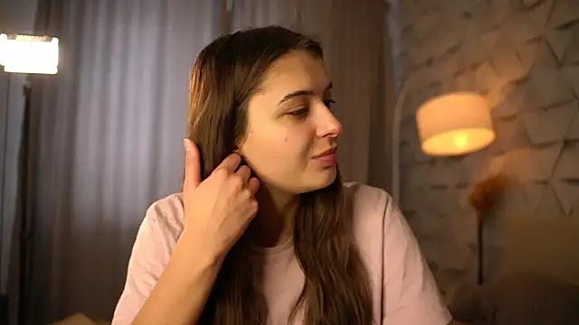 elisa moon online show from February 8, 2026, 9:18 am