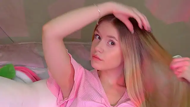 MilanaBalmain online show from November 15, 2025, 6:06 am