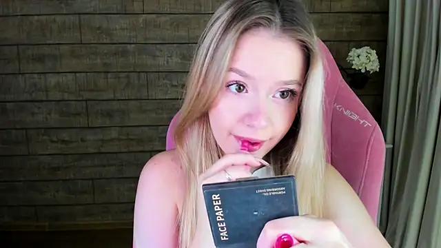 MilanaBalmain online show from September 15, 2025, 4:13 am