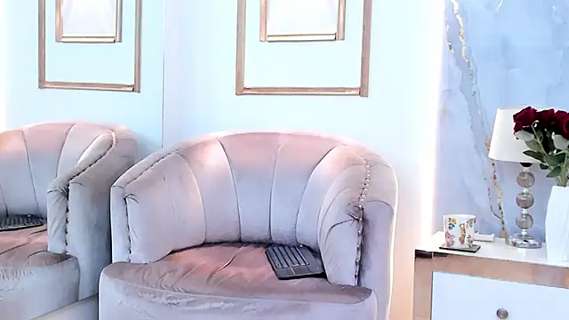 AmandaMartinez  online show from October 16, 2025, 12:24 pm