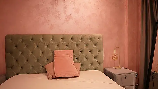 LucyWilow online show from February 6, 2026, 5:36 am