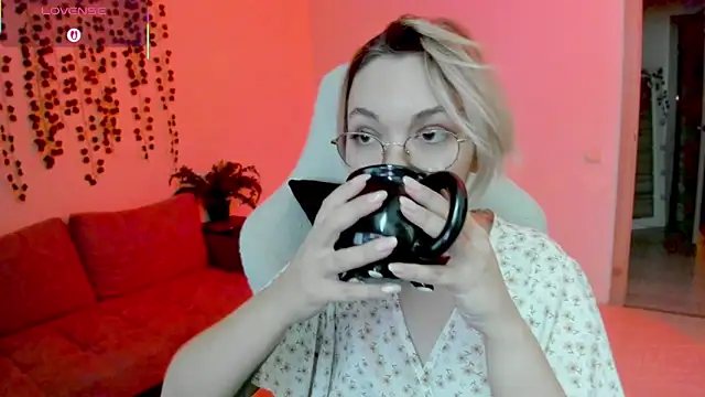 whoa-hoa-hoa-hoa-hoa online show from November 4, 2025, 2:43 pm