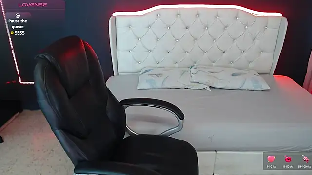 Snapshot of Danielle-Smithh chatting on March 8, 2025, 8:46 pm Danielle-Smithh online show from March 8, 2025, 8:46 pm