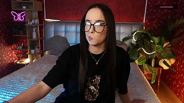 AuroraAksnesss online show from February 5, 2025, 6:48 pm