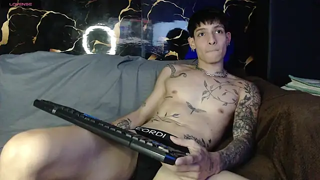 Apolo Hidalgo01 online show from April 17, 2026, 8:55 pm