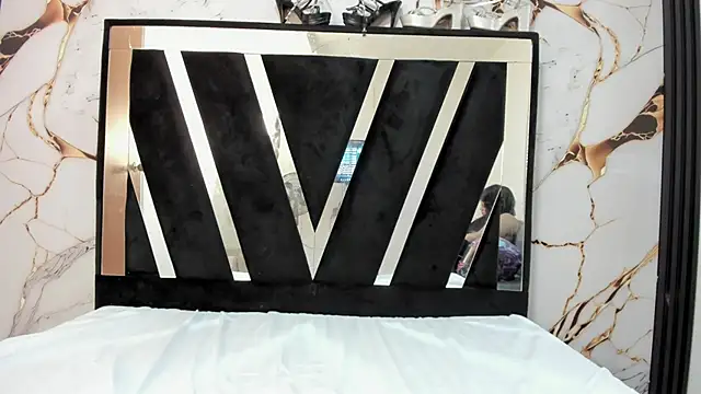 KarinaSimonz online show from February 18, 2026, 8:05 pm