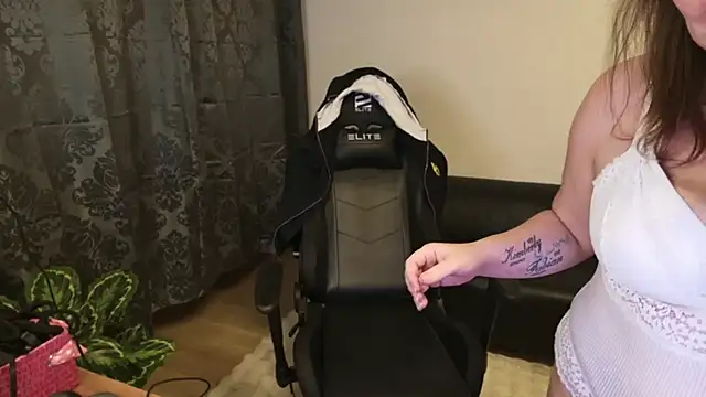 Snapshot of AmazingCurvy chatting on February 13, 2025, 7:52 pm AmazingCurvy online show from February 13, 2025, 7:52 pm