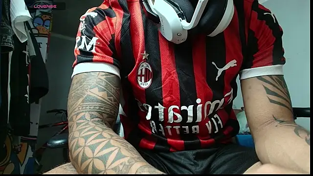 Snapshot of Nickhot0609 chatting on November 14, 2025, 3:10 am Nickhot0609 online show from November 14, 2025, 3:10 am