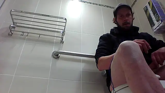 Snapshot of axelongshaft69 chatting on January 11, 2026, 12:28 am axelongshaft69 online show from January 11, 2026, 12:28 am