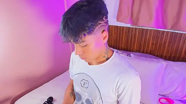 kiing azahell online show from March 21, 2026, 1:51 am