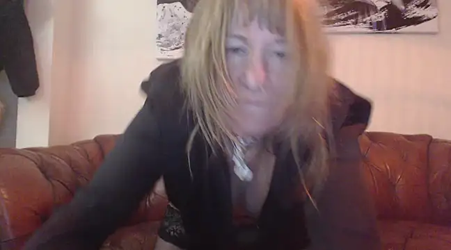 Snapshot of BettyDavisX chatting on March 22, 2025, 11:31 pm BettyDavisX online show from March 22, 2025, 11:31 pm