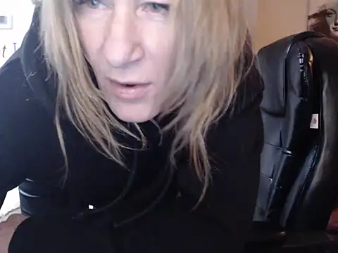 Snapshot of BettyDavisX chatting on February 11, 2025, 10:39 pm BettyDavisX online show from February 11, 2025, 10:39 pm