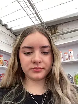 imlindapink online show from April 15, 2026, 4:44 pm