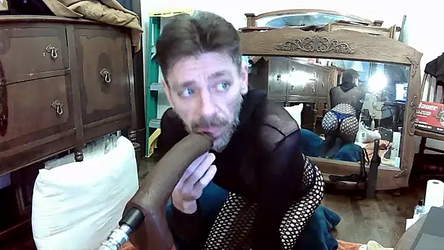 Snapshot of MaxJr8008 chatting on November 23, 2025, 7:07 am MaxJr8008 online show from November 23, 2025, 7:07 am