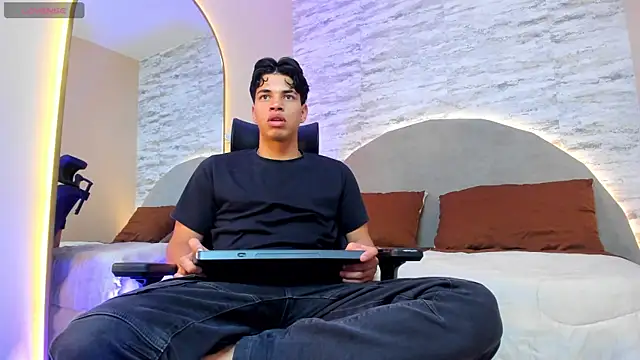 Snapshot of Benjamin_More chatting on February 28, 2025, 7:14 pm Benjamin More online show from February 28, 2025, 7:14 pm