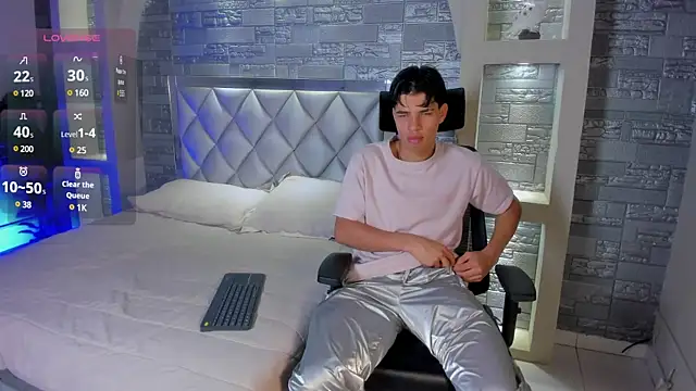 Snapshot of Benjamin_More chatting on March 21, 2025, 10:28 pm Benjamin More online show from March 21, 2025, 10:28 pm