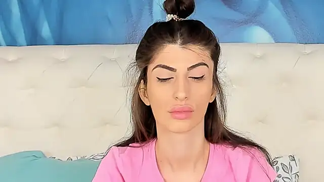 SkinnyDolly online show from November 11, 2025, 3:12 am