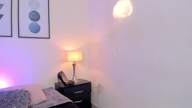 JulianaWaldo online show from November 28, 2025, 3:23 pm