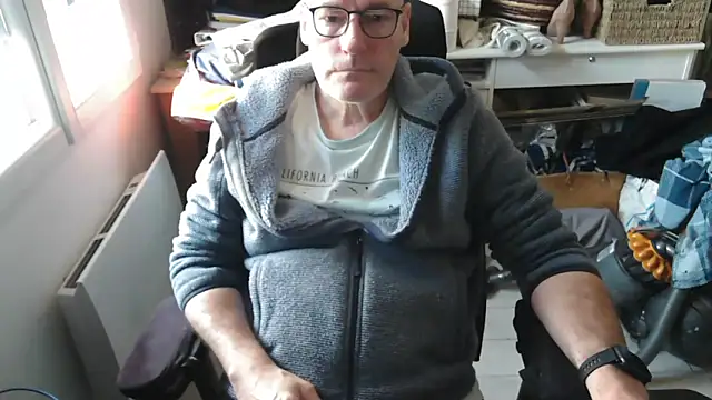 Snapshot of bogland33 chatting on February 25, 2026, 12:27 pm bogland33 online show from February 25, 2026, 12:27 pm