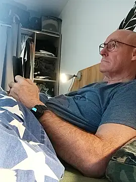 Snapshot of bogland33 chatting on January 18, 2026, 7:06 pm bogland33 online show from January 18, 2026, 7:06 pm