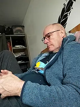 Snapshot of bogland33 chatting on February 28, 2026, 11:10 am bogland33 online show from February 28, 2026, 11:10 am